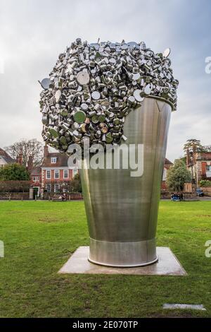 Scultura in acciaio inossidabile di Subodh Gupta dal titolo "When Soak becomes Spill" nella Cathedral Close, Salisbury, Wiltshire, Regno Unito Foto Stock