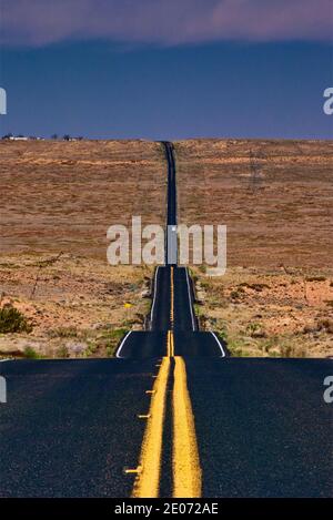 Autostrada 264 a Moenkopi Plateau, riserva indiana Hopi, vicino a Tuba City, Arizona, Stati Uniti Foto Stock