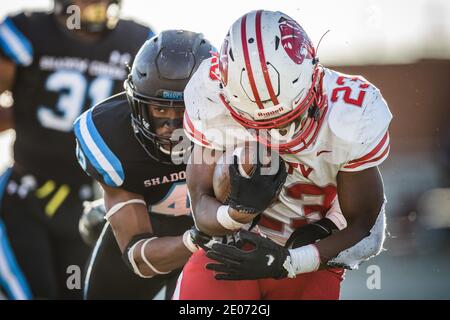 Iowa Colony, Texas, Stati Uniti. 26 Dicembre 2020. Katy's Running back Seth Davis (23) corre per un anno di gara positivo durante la Texas University Interscholastic League (UIL) Region III Classe 6A Divisione 2 semifinale tra i Katy Tigers e gli Alvin Shadow Creek Sharks all'Alvin ISD Freedom Field di Iowa Colony, Texas. Katy sconfisse Alvin Shadow Creek 49-24. Prentice C. James/CSM/Alamy Live News Foto Stock