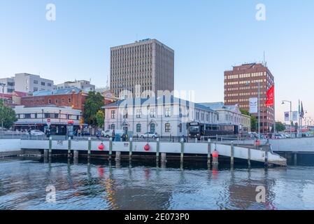 HOBART, AUSTRALIA, 21 FEBBRAIO 2020: Vecchie case nel porto di Hobart, Australia Foto Stock