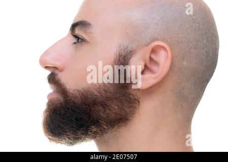 Un ritratto dal profilo uomo audace e bearded in primo piano Foto Stock