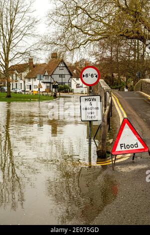 Eynsford Bridge e Ford in flood, Riverside, Eynsford, Kent Foto Stock