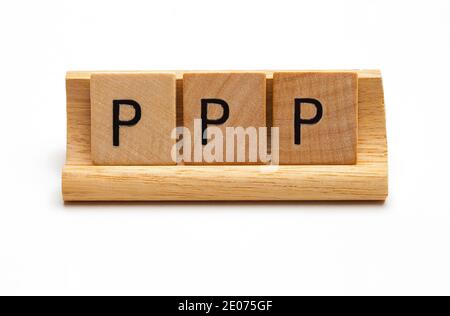 Blocchi di lettere in legno Spelling out PPP Cut out. Foto Stock