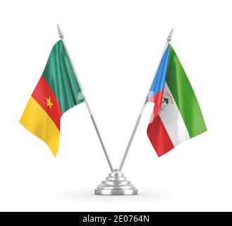 Bandiere da tavolo isolate su sfondo bianco della Guinea Equatoriale e del Camerun Rendering 3D Foto Stock