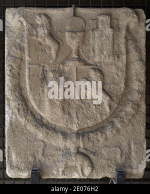 Stemma spagnolo con le armi del Regno di Galizia. Dalla porta del muro di Maestranza a la Coruña, Galizia, Spagna, 1607. Museo Archeologico e di Storia (Castello di San Anton). A Coruña, Galizia, Spagna. Foto Stock