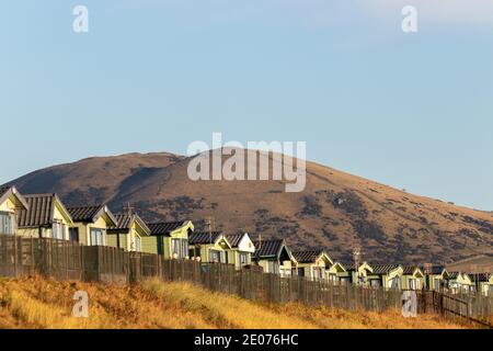 Una vista di Largo Law con Caravan in primo piano dalla spiaggia di Leven, Fife, Scozia. Foto Stock