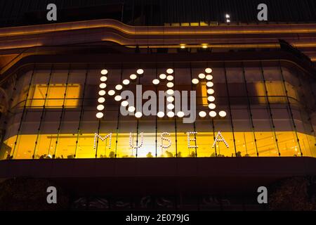 K11 cartello d'ingresso al Musea. Centro commerciale e centro commerciale. Victoria Dockside, Tsim Sha Tsui Promenade (Kowloon). Hong Kong di notte, Cina. Foto Stock