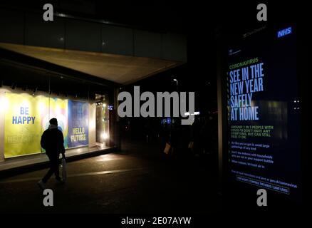 Leicester, Leicestershire, Regno Unito. 30 dicembre 2020. Un uomo cammina oltre un negozio di vestiti Primark dopo che è stato annunciato che la città sarebbe entrata 4 di livello di restrizioni coronavirus. Credit Darren Staples/Alamy Live News. Foto Stock