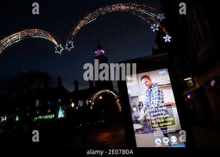 Leicester, Leicestershire, Regno Unito. 30 dicembre 2020. Un covid-19 NHS si trova di fronte al municipio dopo che è stato annunciato che la città sarebbe entrata di livello 4 delle restrizioni del coronavirus. Credit Darren Staples/Alamy Live News. Foto Stock