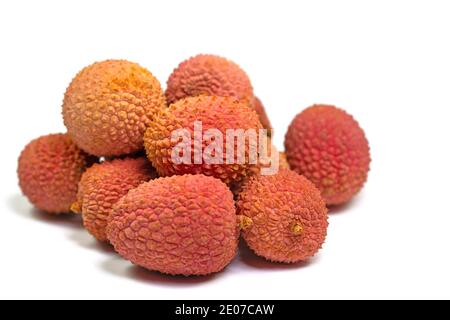 Frutti del lychee tree, litchi chinensis, su uno sfondo bianco Foto Stock