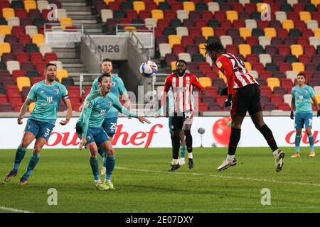 Londra, Regno Unito. 30 dicembre 2020. Tariqe Fosu di Brentford segna per il 2-1 durante la partita EFL Sky Bet Championship tra Brentford e Bournemouth al Brentford Community Stadium di Londra, Inghilterra, il 30 dicembre 2020. Foto di Ken Sparks. Solo per uso editoriale, è richiesta una licenza per uso commerciale. Nessun utilizzo nelle scommesse, nei giochi o nelle pubblicazioni di un singolo club/campionato/giocatore. Credit: UK Sports Pics Ltd/Alamy Live News Foto Stock