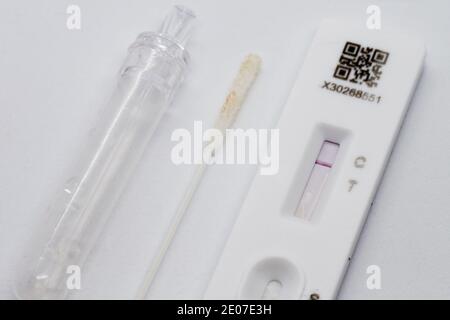 COVID-19 test rapido del flusso laterale che mostra un risultato negativo Foto Stock