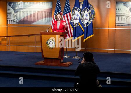 Washington, DC, Stati Uniti. 30 dicembre 2020. 30 dicembre 2020 - Washington, DC, Stati Uniti: La speaker della Casa NANCY PELOSI (D-CA) che parla alla sua conferenza stampa settimanale. Credit: Michael Brochstein/ZUMA Wire/Alamy Live News Foto Stock