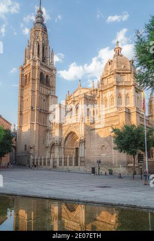 La luce serale è gettata Primate Cattedrale di Santa Maria di Toledo in Spagna Foto Stock