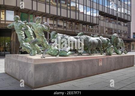 Pamplona, Spagna - Aprile 19 2015: Monumento all'Encierro di Rafael Huerta situato nel cuore di Pamplona, il luogo del Festival di San Fermin e t Foto Stock
