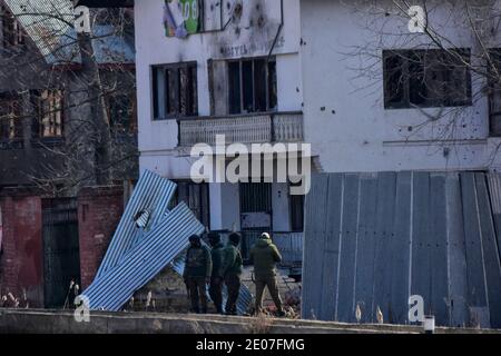 30 dicembre 2020: Le forze indiane rimangono al di fuori del luogo di incontro durante un incontro con i Millitants nell'area HMT di Srinagar, indiano amministrato Kashmir il 30 dicembre 2020. Tre millitanti sono stati uccisi in un incontro notturno con le forze indiane. Credit: Muzamil Mattoo/IMAGESLIVE/ZUMA Wire/Alamy Live News Foto Stock