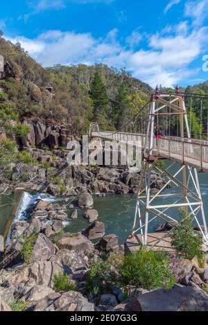 Alexandra Suspension Bridge sul fiume South Esk nella gola di Cataract in Tasmania, Australia Foto Stock