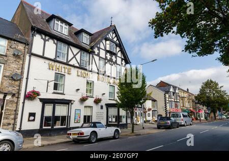 Bala; Regno Unito: 20 settembre 2020: Il White Lion Royal Hotel è una locanda costruita nel 1752.gestito da produttori di birra Brains, l'edificio incorpora un ristorante, Foto Stock