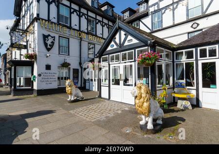 Bala; Regno Unito: 20 settembre 2020: Il White Lion Royal Hotel è una locanda costruita nel 1752.gestito da produttori di birra Brains, l'edificio incorpora un ristorante, Foto Stock