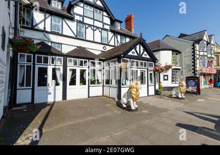 Bala; Regno Unito: 20 settembre 2020: Il White Lion Royal Hotel è una locanda costruita nel 1752.gestito da produttori di birra Brains, l'edificio incorpora un ristorante, Foto Stock