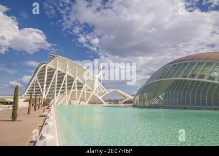 L'architettura moderna della Città delle Arti e delle Scienze in una giornata di sole a Valencia, Spagna. Foto Stock