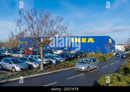 Plaisir, Francia - 30 dicembre 2020: Vista esterna di un negozio Ikea Foto Stock