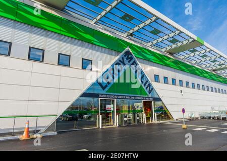 Bois-d'Arcy, Francia - 30 dicembre 2020: Ingresso principale di un negozio Leroy Merlin, un'azienda internazionale francese specializzata nel fai da te Foto Stock