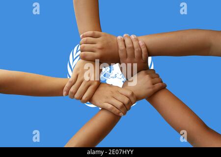Bandiera delle nazioni unite, intergration di un gruppo multiculturale dei giovani. Foto Stock
