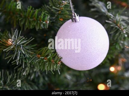 Ornamenti natalizi appesi al verde albero di Natale al chiuso A Natale Foto Stock