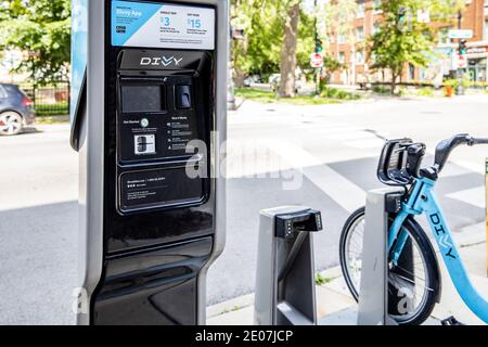 Biciclette divy chiuse in un chiosco di noleggio nel centro di Chicago. I chioschi sono fatti per le persone a noleggio e a bordo poi tornare ad altri chioschi. Foto Stock