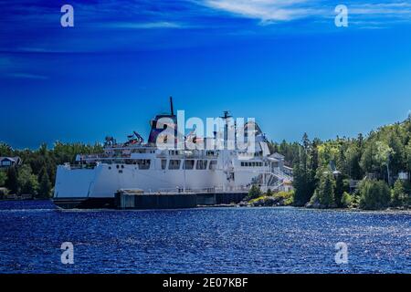 Carico di passeggeri e veicoli a Tobermory, sulla rotta per South Baymouth, Manitoulin, ON. Scenario spettacolare in estate nella Georgian Bay in ON, Foto Stock