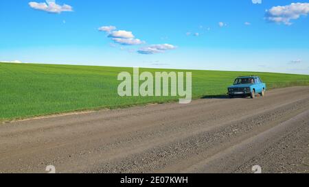 RUSSIA, Rep. DI BASHKORTOSTAN, distretto di Kugarchinsky, villaggio di SAITKULOVO - 01 LUGLIO 2020. Una vecchia LADA 2106 turchese con 4 passeggeri guida alon Foto Stock