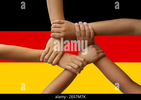 Bandiera della Germania, intergration di un gruppo multiculturale dei giovani. Foto Stock