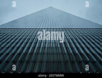 La vista si affaccia sull'One World Trade Centre, New York. One World Trade Center guardando in alto. Vista dal basso, New York City. Centro commerciale. Foto Stock