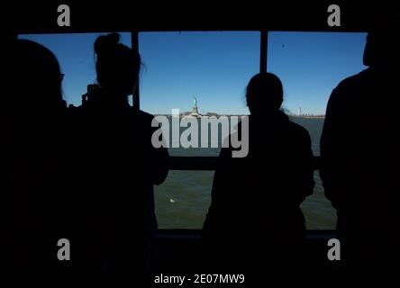 Statua della libertà New York, Statua di New York City, Liberty Island, New York. Turisti che guardano la Statua della libertà dal traghetto di Staten Island. Turistico Foto Stock