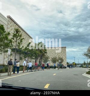 Orlando, FL USA - 5 aprile 2020: I clienti in piedi in lunghe file in attesa di entrare in un Sams Club a Orlando, Florida a causa dell'accumulo di cibo e. Foto Stock