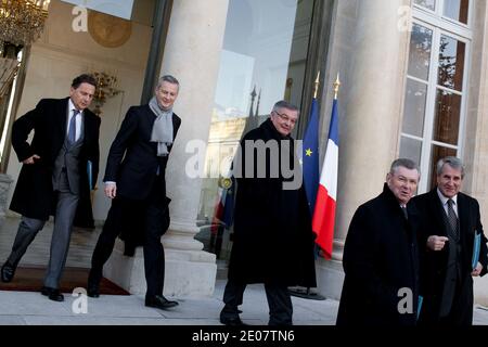 Il ministro francese dell'industria Eric Besson, il ministro francese dell'Agricoltura e della pesca Bruno le Maire, il ministro francese dello sviluppo internazionale Henri de Raincourt e il ministro francese degli enti locali Philippe Richert lasciano il primo consiglio settimanale del 2012 al Palazzo Elysee a Parigi, Francia, il 4 gennaio 2012. Foto di Stephane Lemouton/ABACAPRESS.COM Foto Stock