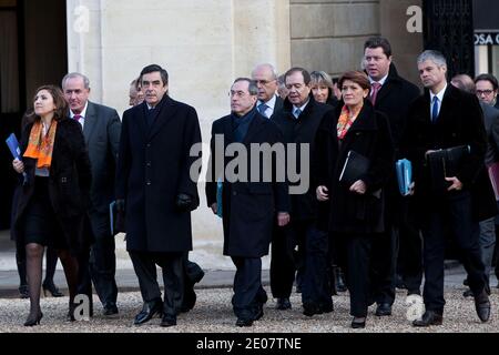 Ministro francese per i territori d'oltremare Marie-luce Penchard, Ministro francese della Sanità Nora Berra, primo ministro francese, Francois Fillon, Ministro francese degli interni Claude Gueant, primo ministro della Famiglia, Claude Greff, Segretario di Stato francese all'estero, Edouard Courtia, Il ministro francese dell'Agricoltura e della pesca Bruno le Maire e il ministro francese della Giustizia e delle libertà Michel Mercier arrivano per il primo consiglio settimanale del 2012 presso l'Elysee Palace di Parigi, Francia, il 4 gennaio 2012. Foto di Stephane Lemouton/ABACAPRESS.COM Foto Stock