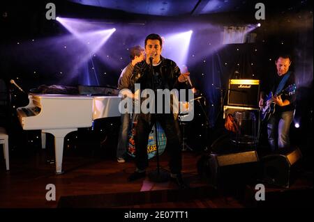 Albert 'Bebert' Kassabi e Les Forbans si esibiscono durante la prima del programma francese "la Croisiere Des Idoles" a Parigi, in Francia, il 4 gennaio 2012. Foto di Alban Wyters/ABACAPRESS.COM Foto Stock