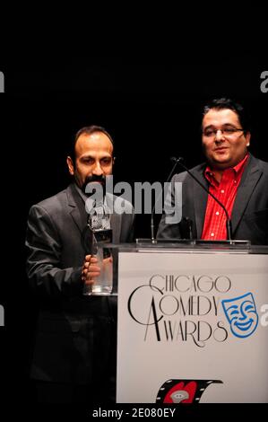 Parlando attraverso un interprete, Asghar Farhadi (a sinistra), accetta il Chicago Film Critics Award come miglior film straniero, 'A Separation', presso la Broadway Playhouse at Water Tower Place a Chicago, il, USA, il 7 gennaio 2012. Foto di Cindy Barrymore/ABACAPRESS.COM Foto Stock