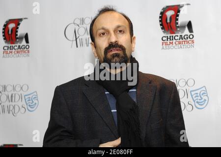 Parlando attraverso un interprete, Asghar Farhadi (a sinistra) ha accettato il premio per il miglior film straniero, 'A Separation', che ha diretto durante il 23° annuale Chicago Film Critics Awards presso la Broadway Playhouse at Water Tower Place a Chicago, il, USA, il 07 gennaio 2012. Foto di Cindy Barrymore/ABACAPRESS.COM Foto Stock