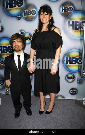Peter Dinklage ed Erica Schmidt partecipano al '2012 HBO Golden Globe Party' che si è tenuto presso il Beverly Hilton Hotel di Beverly Hills, Los Angeles, CA, USA il 15 gennaio 2012. Foto di Greylock/ABACAPRESS.COM Foto Stock