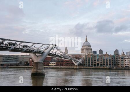 Viste di St Paul's e del Millenium Bridge da sud Banca Londra Foto Stock