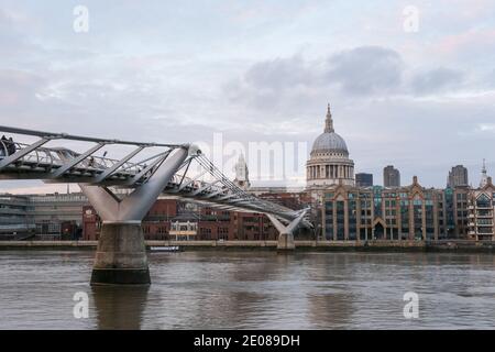 Viste di St Paul's e del Millenium Bridge da sud Banca Londra Foto Stock