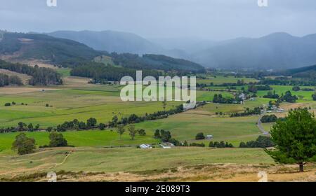 Veduta aerea della valle di Leven in Tasmania, Australia Foto Stock