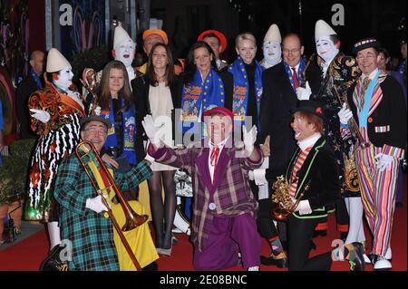 Le figlie della principessa Stephanie Camille Gottlieb, Pauline Ducruet, la principessa Stephanie di Monaco, la principessa Charlene di Monaco e il principe Alberto di Monaco partecipano all'apertura del 36° Festival Internazionale del Circo di Monte-Carlo a Monte-Carlo, Monaco, il 19 gennaio 2012. Foto di Christophe Guibbaud/ABACAPRESS.COM Foto Stock