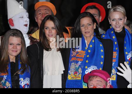 Le figlie della principessa Stephanie Camille Gottlieb, Pauline Ducruet, Principessa Stephanie di Monaco, Principessa Charlene di Monaco partecipano all'apertura del 36° Festival Internazionale del Circo di Monte-Carlo a Monte-Carlo, Monaco, il 19 gennaio 2012. Foto di Christophe Guibbaud/ABACAPRESS.COM Foto Stock