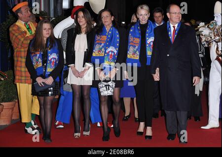 Le figlie della principessa Stephanie Camille Gottlieb, Pauline Ducruet, la principessa Stephanie di Monaco, la principessa Charlene di Monaco e il principe Alberto di Monaco partecipano all'apertura del 36° Festival Internazionale del Circo di Monte-Carlo a Monte-Carlo, Monaco, il 19 gennaio 2012. Foto di Christophe Guibbaud/ABACAPRESS.COM Foto Stock