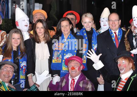 Le figlie della principessa Stephanie Camille Gottlieb, Pauline Ducruet, la principessa Stephanie di Monaco, la principessa Charlene di Monaco e il principe Alberto di Monaco partecipano all'apertura del 36° Festival Internazionale del Circo di Monte-Carlo a Monte-Carlo, Monaco, il 19 gennaio 2012. Foto di Christophe Guibbaud/ABACAPRESS.COM Foto Stock