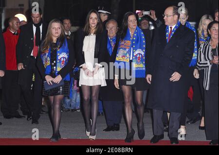 Le figlie della principessa Stephanie Camille Gottlieb, Pauline Ducruet, la principessa Stephanie di Monaco, la principessa Charlene di Monaco e il principe Alberto di Monaco partecipano all'apertura del 36° Festival Internazionale del Circo di Monte-Carlo a Monte-Carlo, Monaco, il 19 gennaio 2012. Foto di Christophe Guibbaud/ABACAPRESS.COM Foto Stock